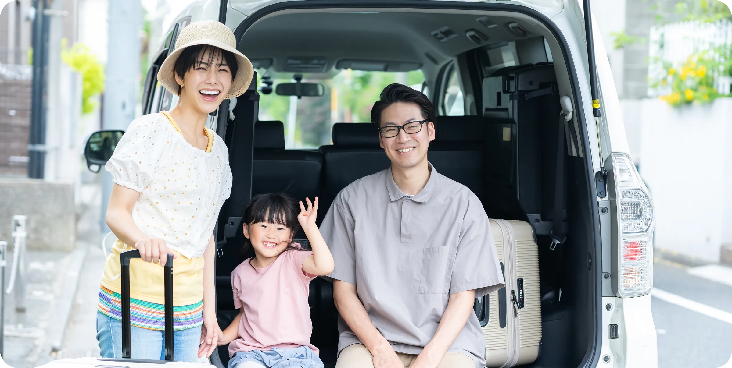 家族が車を購入して笑顔の写真